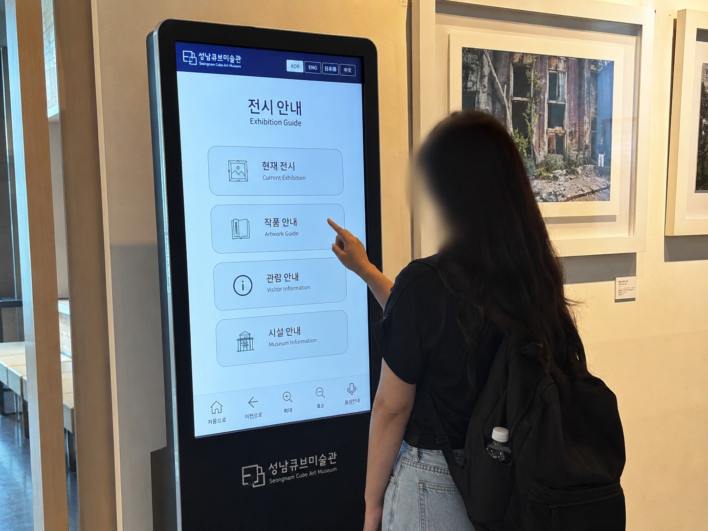 안내 사이니지, 화면 한 대로는 해결되지 않습니다 - 진입부터 목적지까지 동선으로 설계하는 안내 체계